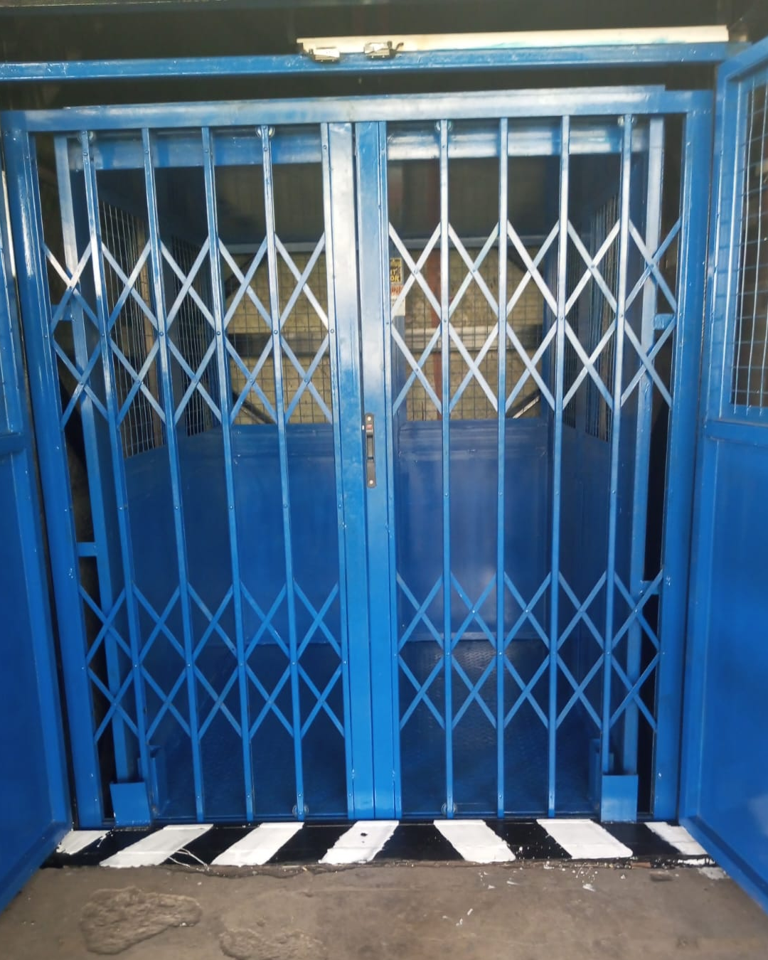 Cargo lift outdoor di area gudang penyimpanan