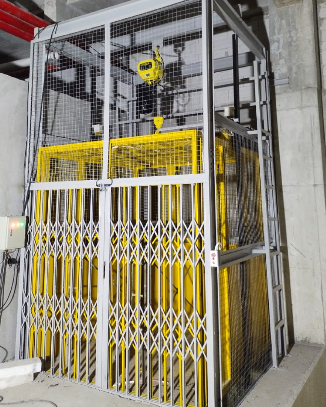 Cargo lift sistem traksi untuk pabrik multi lantai