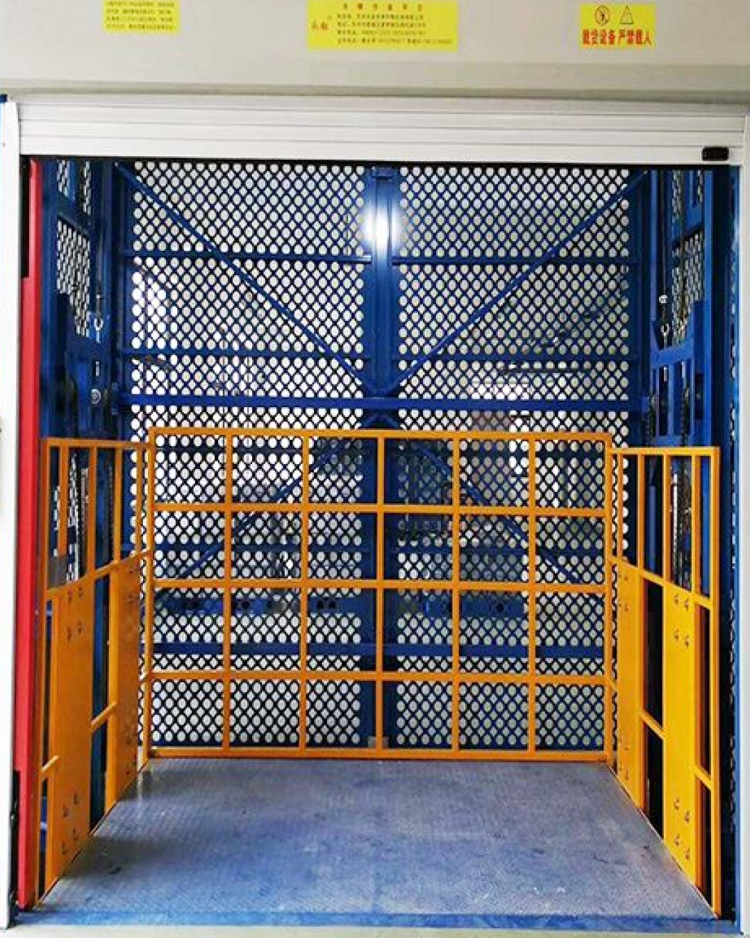 Cargo lift sistem hidrolik untuk gudang bertingkat