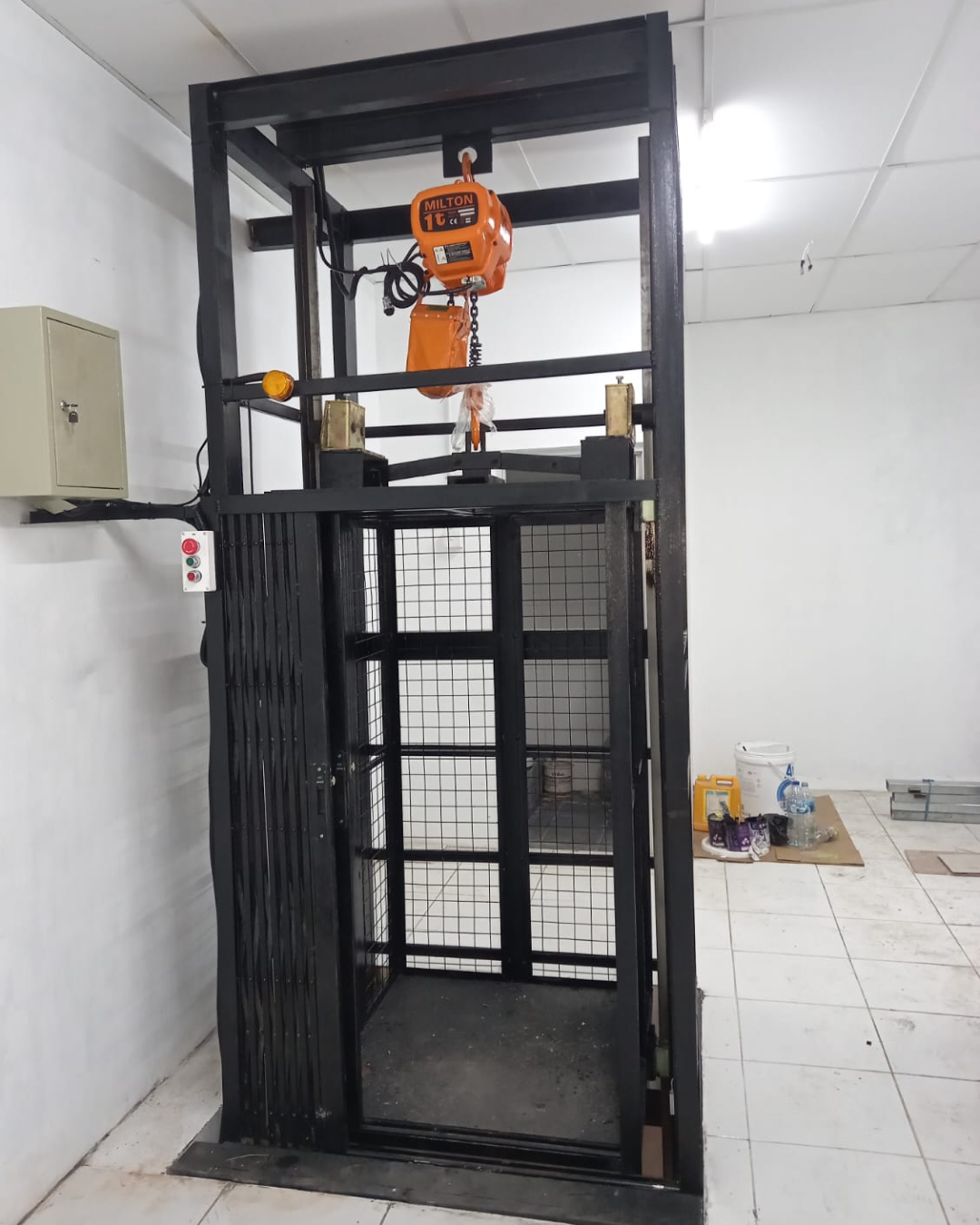 Cargo lift kapasitas besar di gedung komersial
